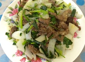 Hình của món Sáo bò xào cần tỏi.