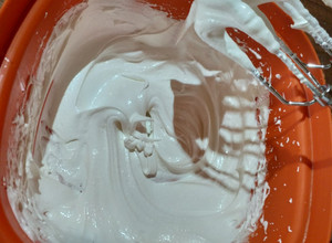 Una foto de Crema de claras y azúcar