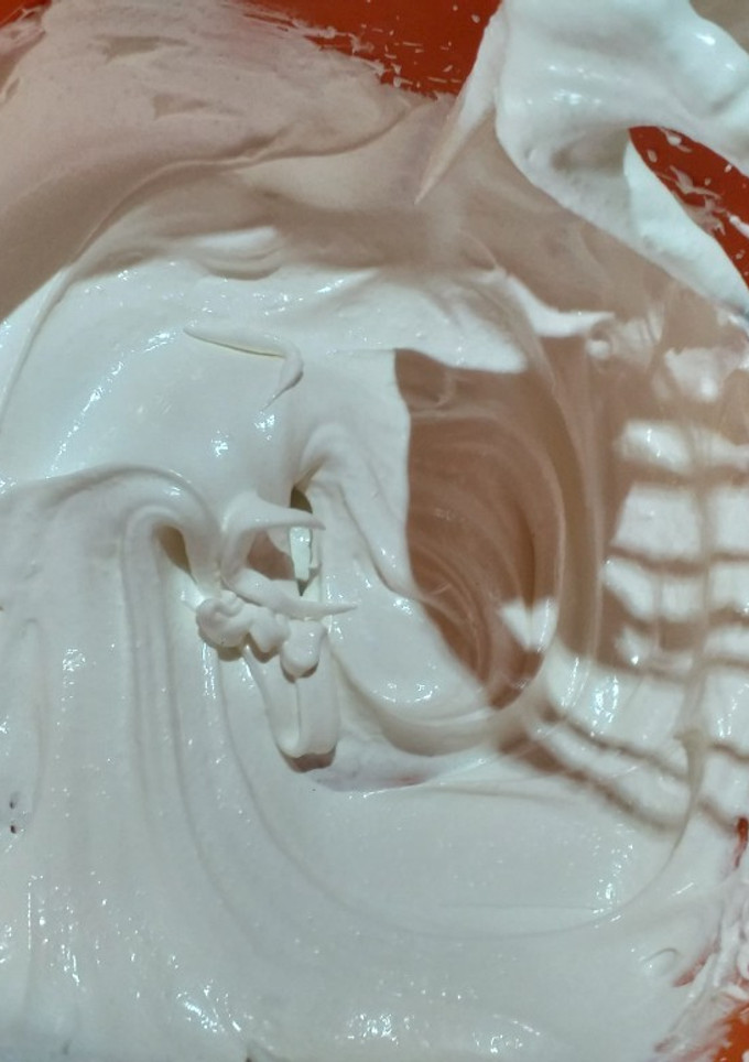 Una foto de Crema de claras y azúcar