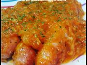 Una foto de salchichas con tomate