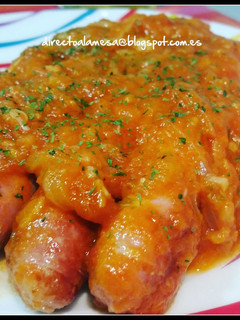Una foto de Salchichas frescas con salsa de tomate