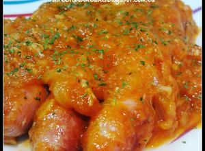 Una foto de Salchichas frescas con salsa de tomate