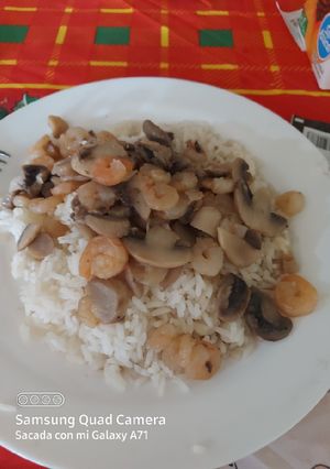 Una foto de Arroz con champiñones y camarones