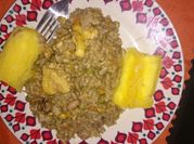 Una foto de arroz con mollejas de pollo