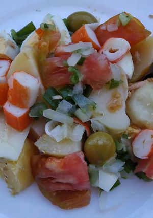 Una foto de Ensalada de patata bien acompañada