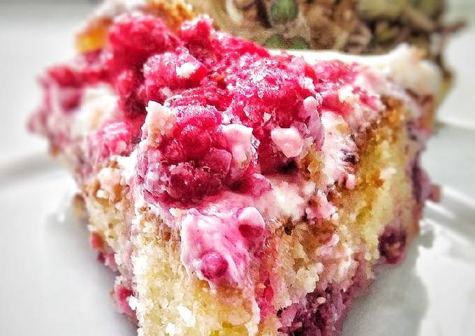 Пирог с замороженными ягодами и сметанной заливкой