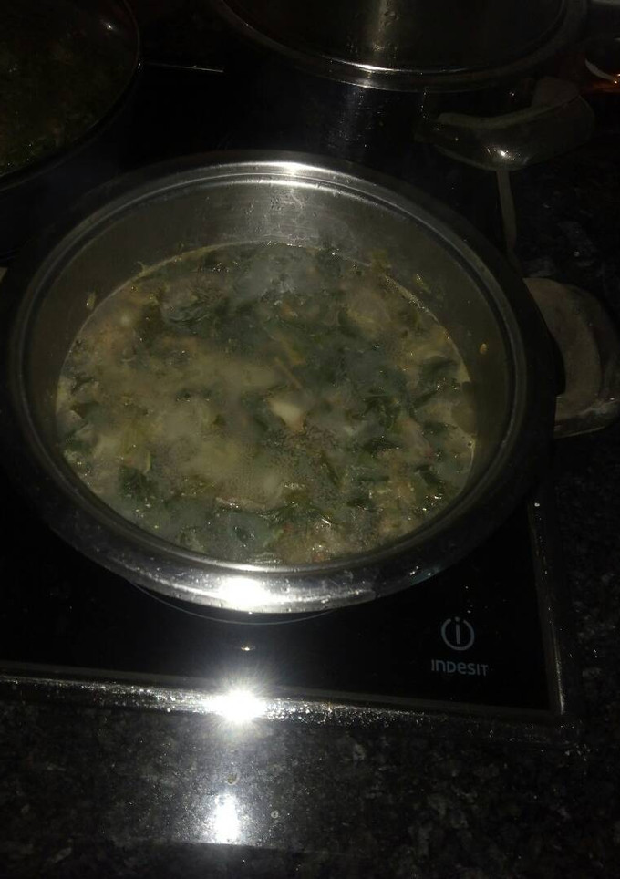 Una foto de Caldo de pescado con verduras