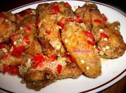 Une photo de ailes de poulet
