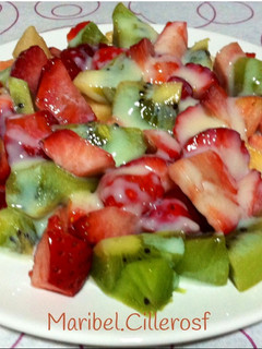 Una foto de Postre de frutas regadas con leche condensada