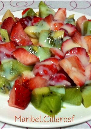 Una foto de Postre de frutas regadas con leche condensada