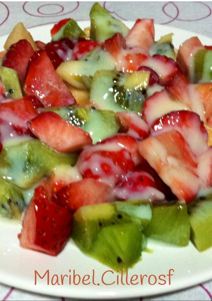 Una foto de Postre de frutas regadas con leche condensada