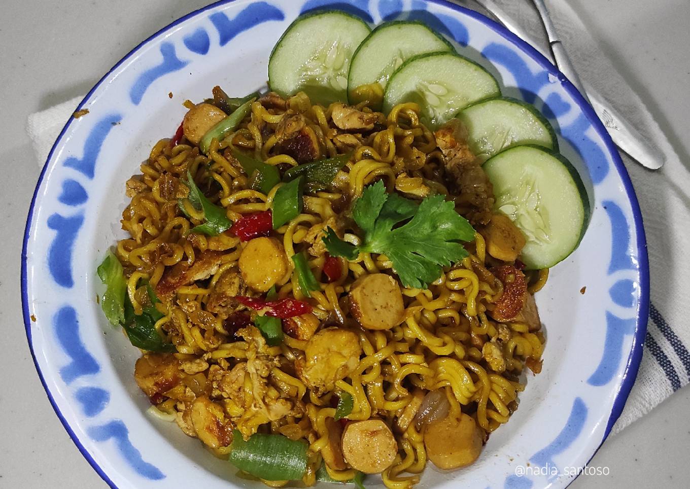 Mie goreng sosis bumbu iris