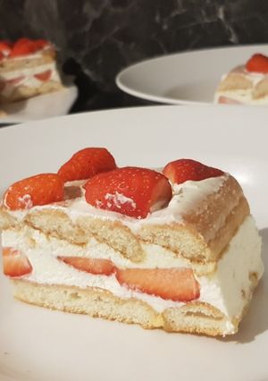 Une photo de 15• Charlotte aux fraises Design Fraisier