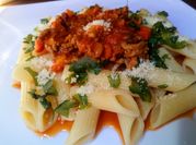 Una foto de penne con carne picada