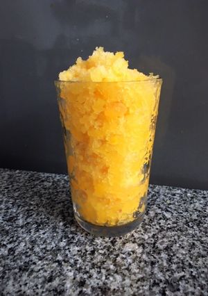 Una foto de Granita de manzana y naranja súper fácil y rica