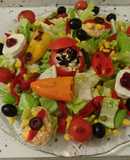 Ensalada de queso con huevos y tomates rellenos