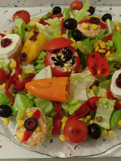 Una foto de Ensalada de queso con huevos y tomates rellenos