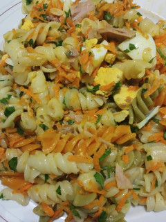Una foto de Ensalada de fideos multicolores
