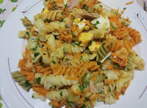 Una foto de Ensalada de fideos multicolores