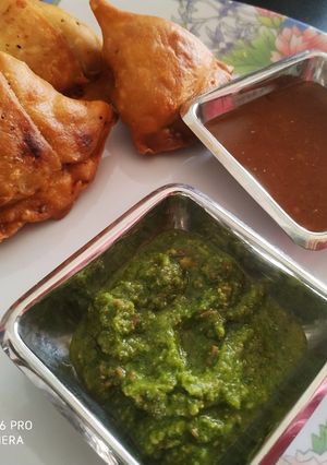 आलू के समोसे और इमली की चटनी(aaloo ke samose aur imlie ki chatni recipe in hindi) रेसिपी मुख्य फोटो