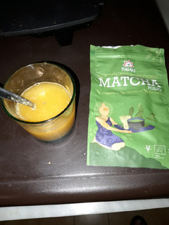 Una foto de Zumo de naranja y té verde Matcha