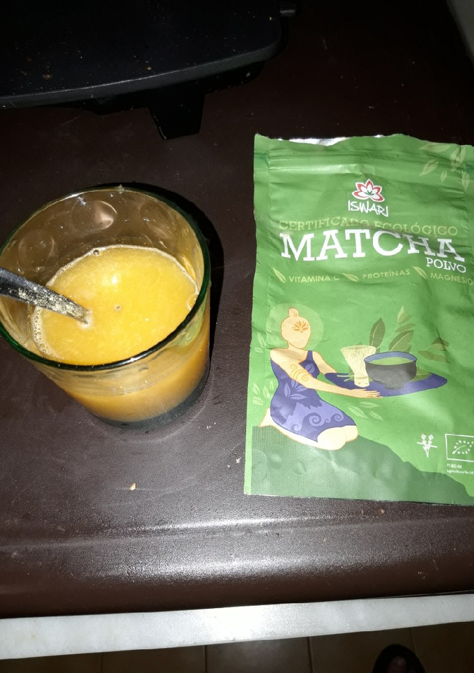Una foto de Zumo de naranja y té verde Matcha