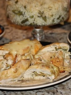 Una foto de Pechuga de pollo (Rellena de Queso y Espinaca con crema de hongos!