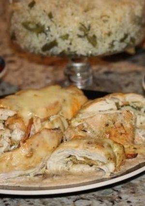 Una foto de Pechuga de pollo (Rellena de Queso y Espinaca con crema de hongos!