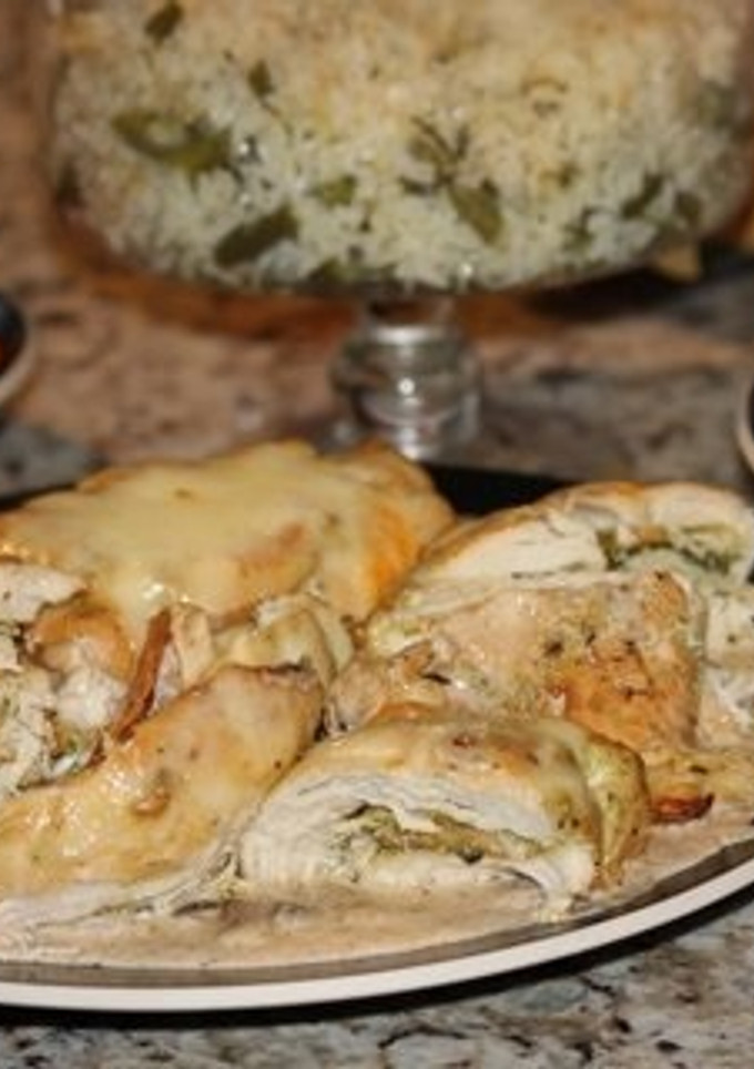 Una foto de Pechuga de pollo (Rellena de Queso y Espinaca con crema de hongos!