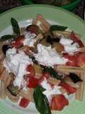 Pasta saltata in padella, con melanzane, pomodori, basilico fresco, e stracciatella