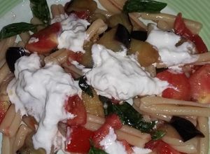 Foto di Pasta saltata in padella, con melanzane, pomodori, basilico fresco, e stracciatella