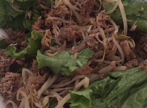 Una foto de Pollo con Germinado de soya y lechuga