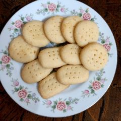A picture of Custard flavour biscuits.