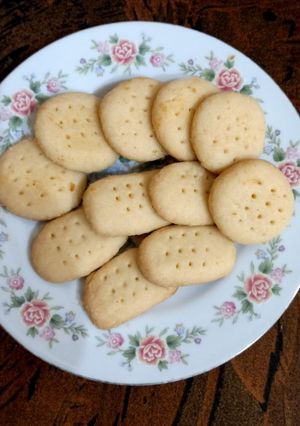 A picture of Custard flavour biscuits.