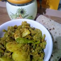 A picture of Guvar Phali aur Aloo.