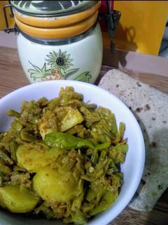 A picture of Guvar Phali aur Aloo.