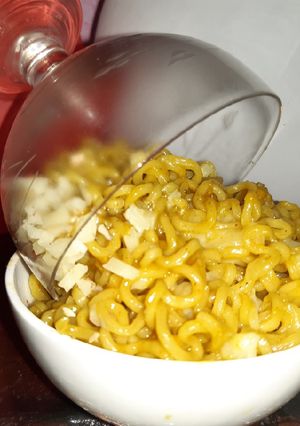 A picture of Glass Cheesy maggi.