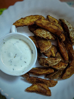 Una foto de Patatas Deluxe con Salsa de Yogur
