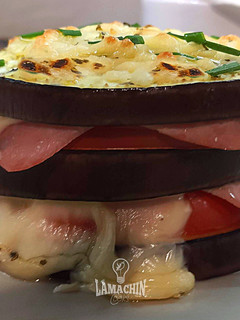 Una foto de Milhojas de berenjena, jamón y queso
