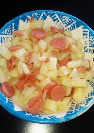 Una foto de Ensalada de papas con salchicha!! 💁🏻💋💁