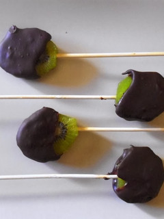 Una foto de Piruletas de kiwi y chocolate