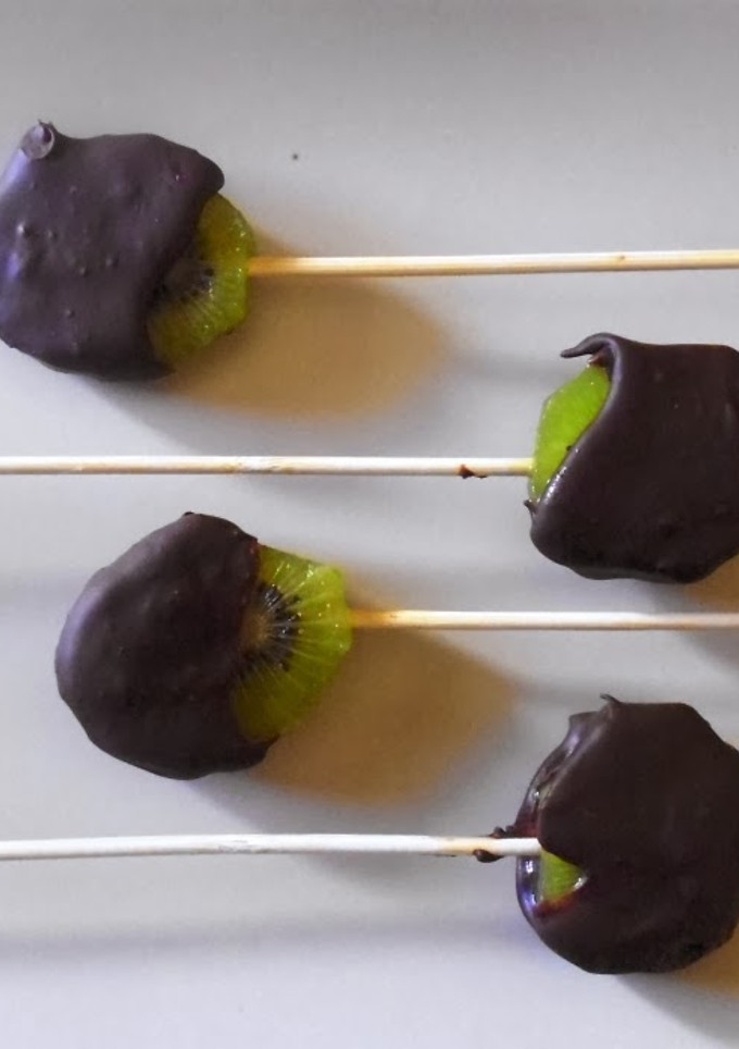 Una foto de Piruletas de kiwi y chocolate 