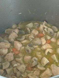 Una foto de Pollo con champiñones
