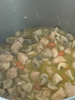 Una foto de Pollo con champiñones