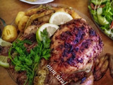 دجاجة محشية محمرة في كيس الشواء رافقتها مع الخضر