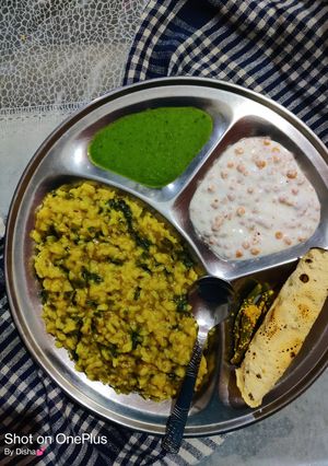 પાલક મેથી ની વઘારેલી ખીચડી (Palak Methi Vaghareli Khichdi Recipe In Gujarati) રેસીપી મુખ્ય ફોટો