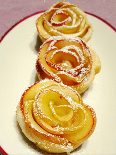 Foto di Roselline di pasta sfoglia e mele