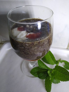 Una foto de Licuado de Pepino, Frutilla, yogurt, arándanos y Menta