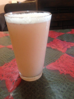 Una foto de Agua de guayaba, fresa y limón