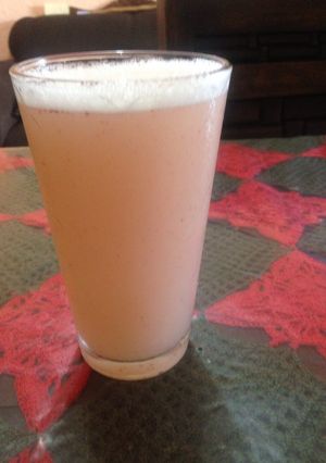 Una foto de Agua de guayaba, fresa y limón